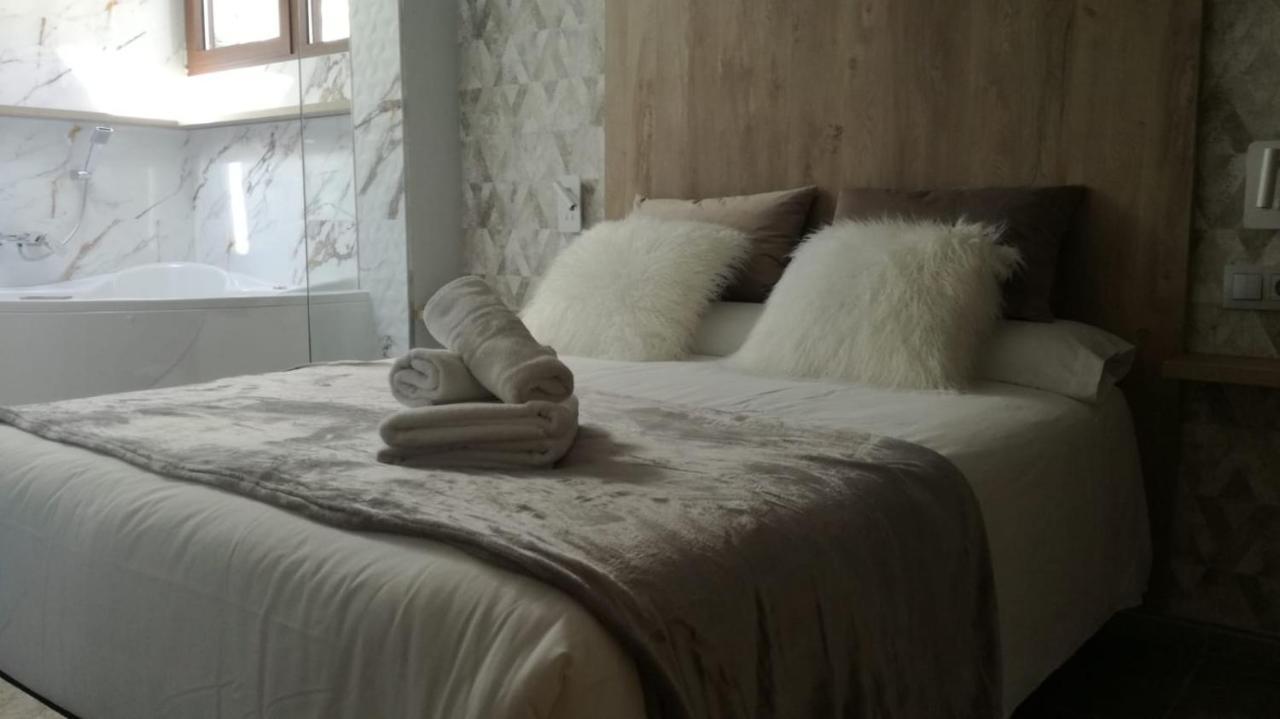 Apartamentos Los Robles アルカラ・デル・フカル エクステリア 写真