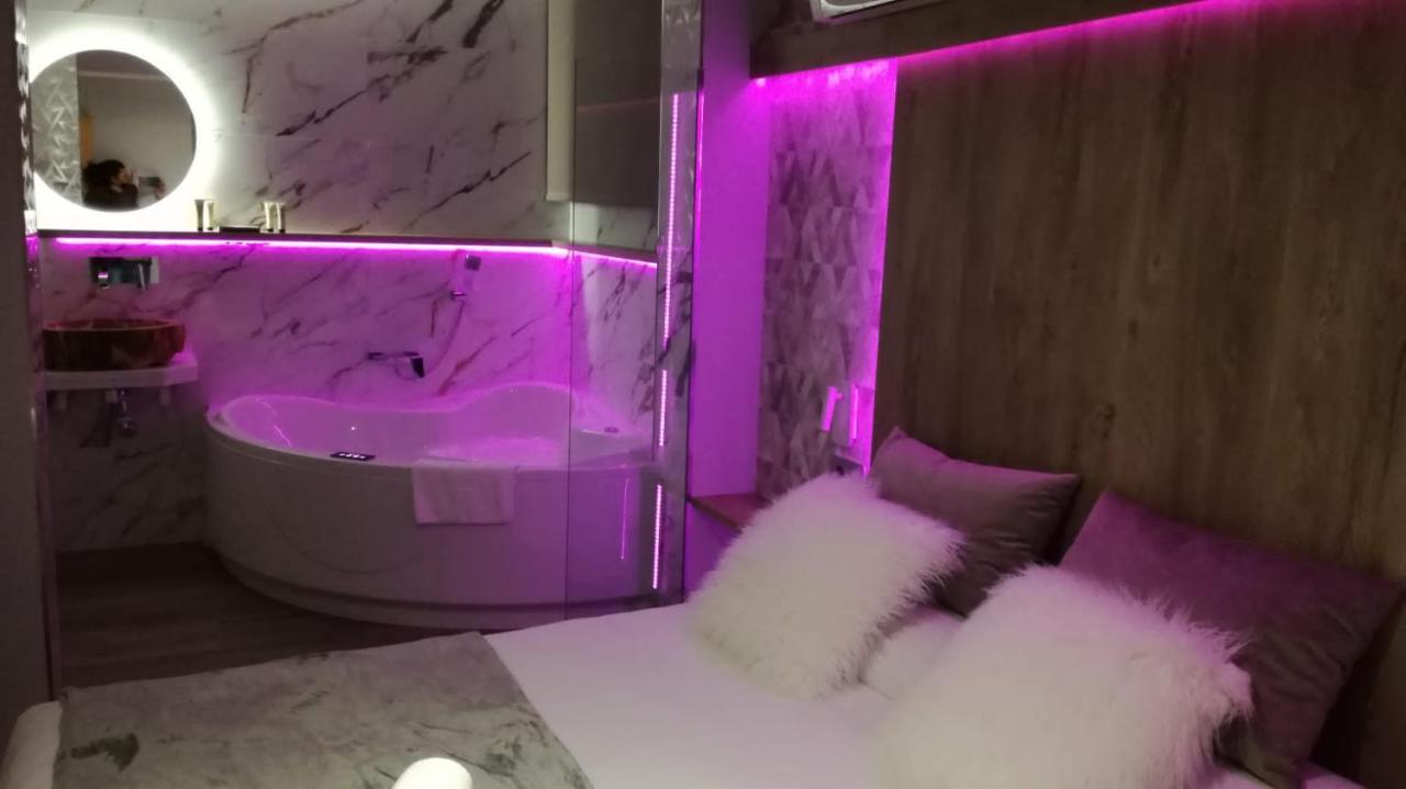 Apartamentos Los Robles アルカラ・デル・フカル エクステリア 写真